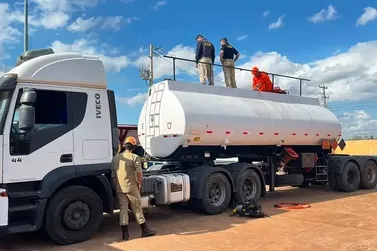 PRF n&atilde;o encontra drogas em fundo falso de caminh&atilde;o-tanque em Sidrol&acirc;ndia