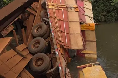 Carreta cai em rio ap&oacute;s ponte de madeira ceder e ficar destru&iacute;da em Sidrol&acirc;ndia