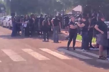 Professores param aulas em protesto por reajuste maior e carga hor&aacute;ria menor 