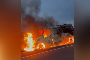Ambul&acirc;ncia &eacute; destru&iacute;da pelo fogo na BR-262 em Mato Grosso do Sul