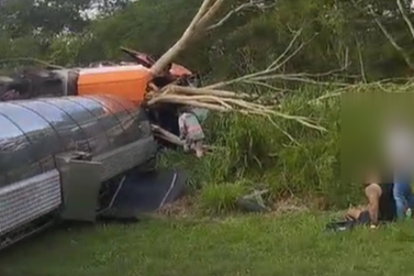 Caminh&atilde;o-tanque sai da pista e tomba &agrave;s margens da BR-163 em Caarap&oacute;