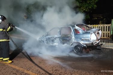 Corsa Sedan fica destru&iacute;do ap&oacute;s inc&ecirc;ndio durante a madrugada em Caarap&oacute;