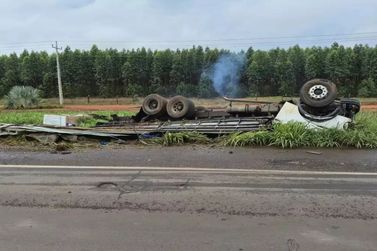 Motorista morre preso &agrave;s ferragens ap&oacute;s tombar caminh&atilde;o na BR-267