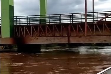 N&iacute;vel do Rio Dourados sobe e &aacute;gua se aproxima da ponte em F&aacute;tima do Sul