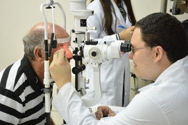 Brasileiros piscam menos e sofrem com a saúde ocular  