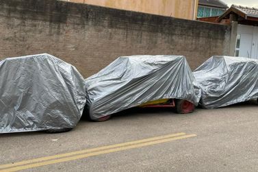 Após reportagem do Portal da Cidade, carros são cobertos pelo proprietário