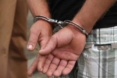 Jovem de 20 Anos é preso em Cabreúva após ameaçar mãe de morte e danificar carro