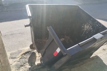 Container de lixo quebrado no bairro Vilarejo causa transtorno para moradores