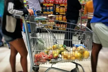 Pre&ccedil;os de alimentos essenciais disparam nos supermercados