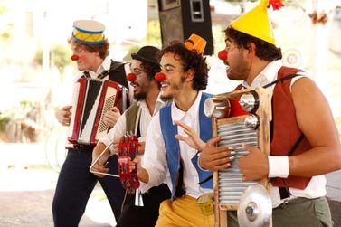 Espet&aacute;culo gratuito com m&uacute;sica, circo, acrobacias e palha&ccedil;adas nesta sexta-feira