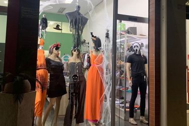 Pequenos neg&oacute;cios e lojistas decoram estabelecimentos no Halloween e impulsionam