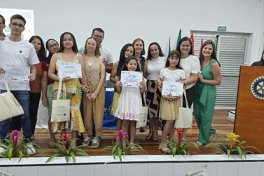 Evento &ldquo;Melhor Aluno do Ano&rdquo; em Cabre&uacute;va, homenageando 42 estudantes