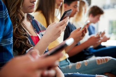 Tarc&iacute;sio sanciona lei que pro&iacute;be o uso de celulares nas escolas em todo o estado