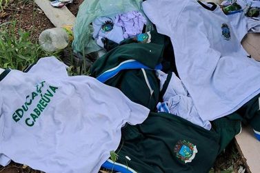 Morador denuncia pe&ccedil;as de uniforme escolar sendo jogadas no lixo