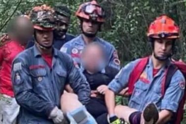 Bombeiros resgatam mulher com tornozelo fraturado na Serra do Japi