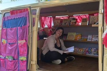 Professora Isa reforma Kombi e cria biblioteca itinerante