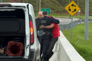 Guardas acalmam homem em crise e evitam trag&eacute;dia em ponte da Dom Gabriel