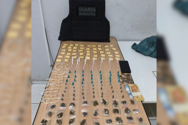 Suspeito abandona drogas e foge durante abordagem no bairro Colina