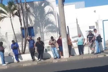 Filas voltam &agrave; Sabesp do Jacar&eacute; e moradores seguem reclamando de contas altas