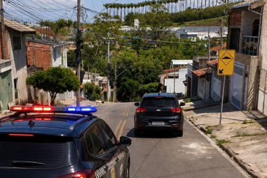 Fuga em alta velocidade em Cabre&uacute;va acaba com suspeito preso e drogas apreendidas
