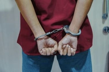 Nem preso ele parou: suspeito resiste e danifica viatura da Guarda ap&oacute;s captura