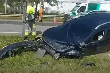 Carro bate contra placa na Dom Gabriel e mobiliza equipes de resgate