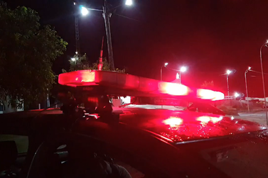 Homem &eacute; preso ap&oacute;s enforcar e amea&ccedil;ar companheira no bairro Novo Bonfim