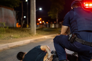 Homem tenta dar no p&eacute;, leva um tombo e acaba preso