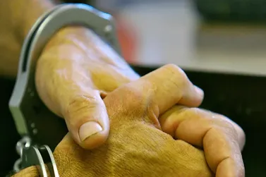 Homem tenta fugir por viela ap&oacute;s ser flagrado com drogas no Vilarejo