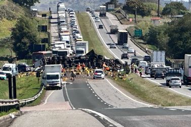 Motociclista morre ap&oacute;s carreta invadir pista contr&aacute;ria na Rodovia Dom Gabriel em Cabre&uacute;va