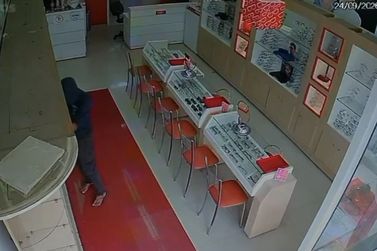 C&acirc;meras de &oacute;tica registram furto e acendem alerta para comerciantes do Jacar&eacute; (Veja v&iacute;deo)