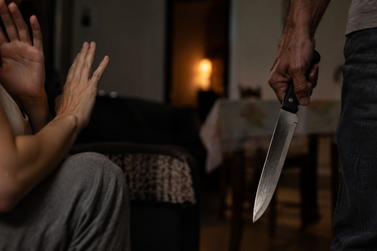 Homem &eacute; preso ap&oacute;s mulher ser ferida com faca de churrasco em Cabre&uacute;va