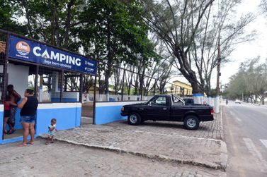 Camping do Farol de São Thomé é alternativa de hospedagem no verão