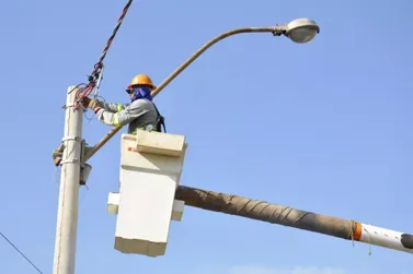 Empresas de telecomunicações podem ser notificadas para retirar fiação de postes