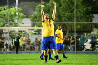 Prefeito Wladimir marca o gol da vitória na inauguração do Campo do Carlão