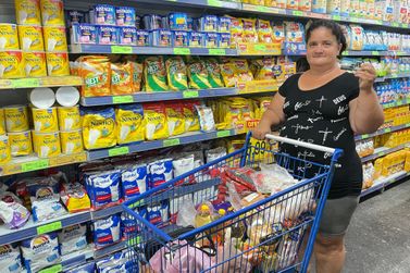 Cartão Goitacá: com recarga liberada, famílias vão às compras 