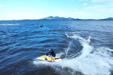 Encontro de jet ski faz sucesso e movimenta Lagoa de Cima no feriadão
