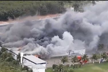 Incêndio destrói Policlínica da Polícia Militar em Campos neste sábado