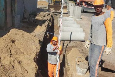 Prefeitura constrói rede de drenagem em região de alagamentos no Santa Rosa