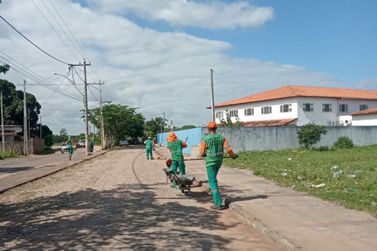 Serviços Públicos com equipes de limpeza e iluminação em Ponta da Lama 