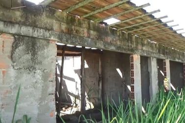 Vereador Pedroso mostra situação precária de obra abandonada em Campos Novos