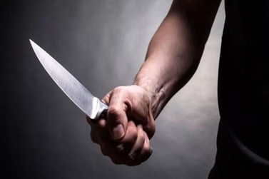 Briga de irmãos: ambos se agrediram com faca, cabo de vassoura e cadeirada.