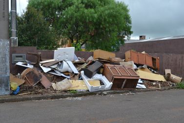Lixo e entulho pela cidade gera revolta de moradores em bairros de Campos Novos