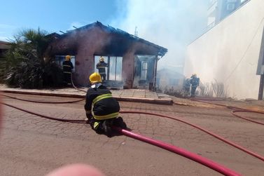 Incêndio em residência é registrado pelos bombeiros em Campos Novos.