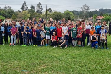 Escolinha de futebol re&uacute;ne 100 crian&ccedil;as na localidade de Entre Rios em Canoinhas