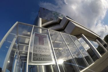 TCE-SC suspende compra de 294 mil kits de uniformes escolares