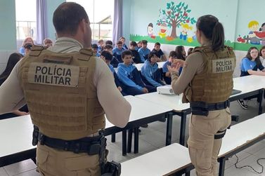 Palestra da Pol&iacute;cia Militar leva debate sobre bullying a escola de Canoinhas
