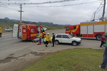 Acidente entre moto e carro mobiliza bombeiros na BR-280 em Canoinhas