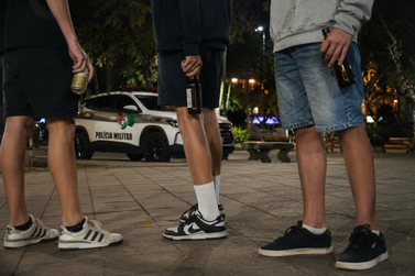 Adolescentes bebendo em pra&ccedil;a viram caso de pol&iacute;cia em Mafra