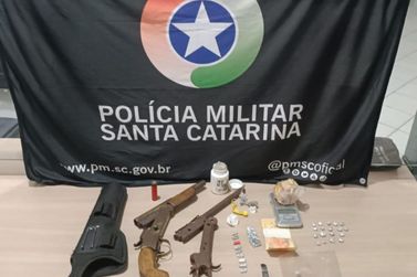 Adolescentes s&atilde;o encontrados em im&oacute;vel com drogas, arma e materiais para tr&aacute;fico